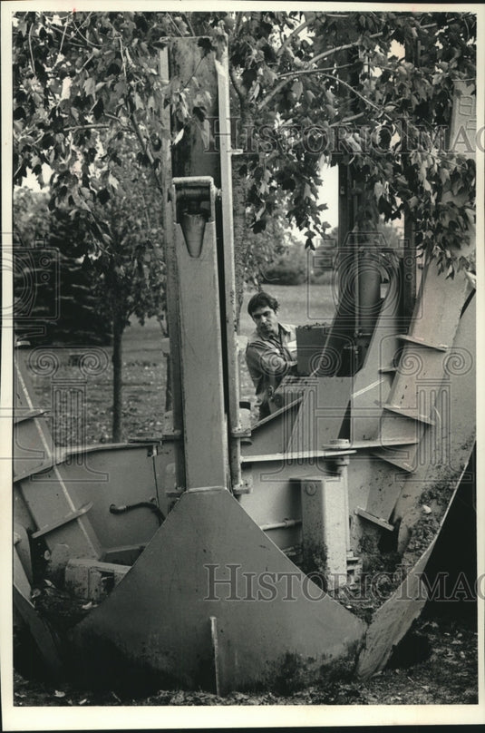 1991, Eric Welzen of Trees on the Move in New Berlin, Wisconsin - Historic Images