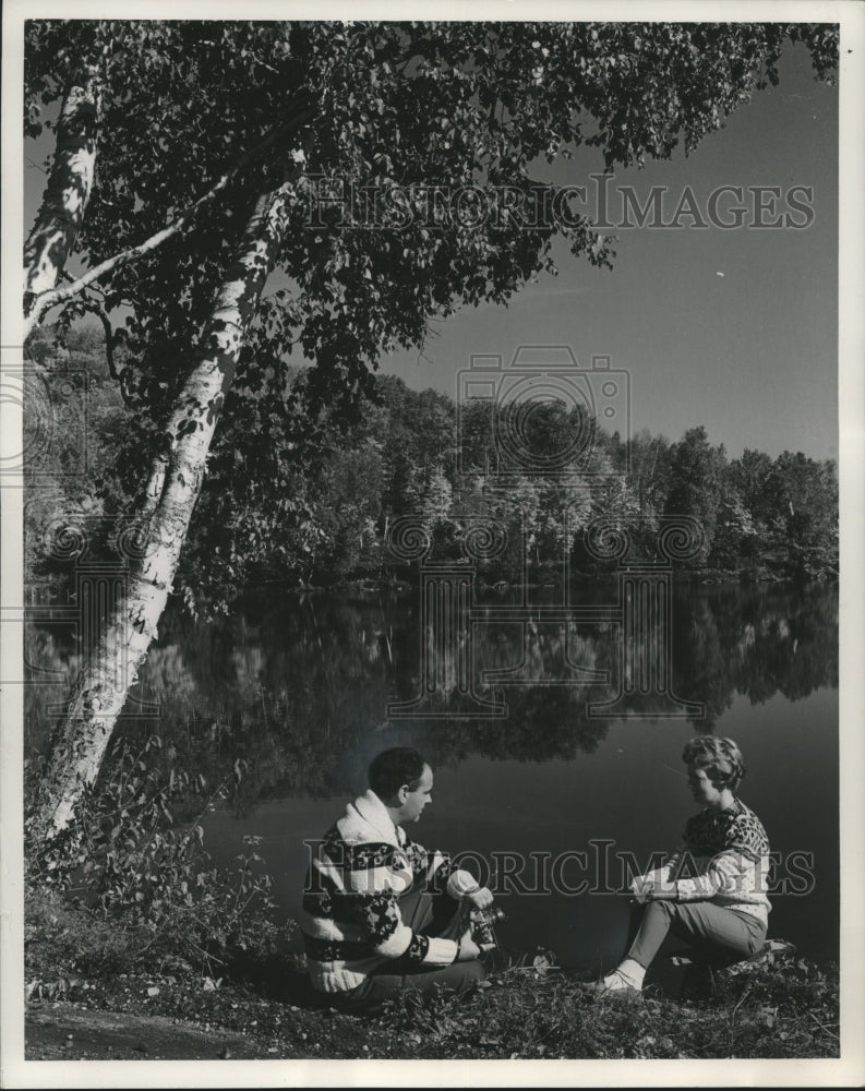 1963 Press Photo Visitors at Gatineau Park in Ottawa, Ontario, Canada - Historic Images