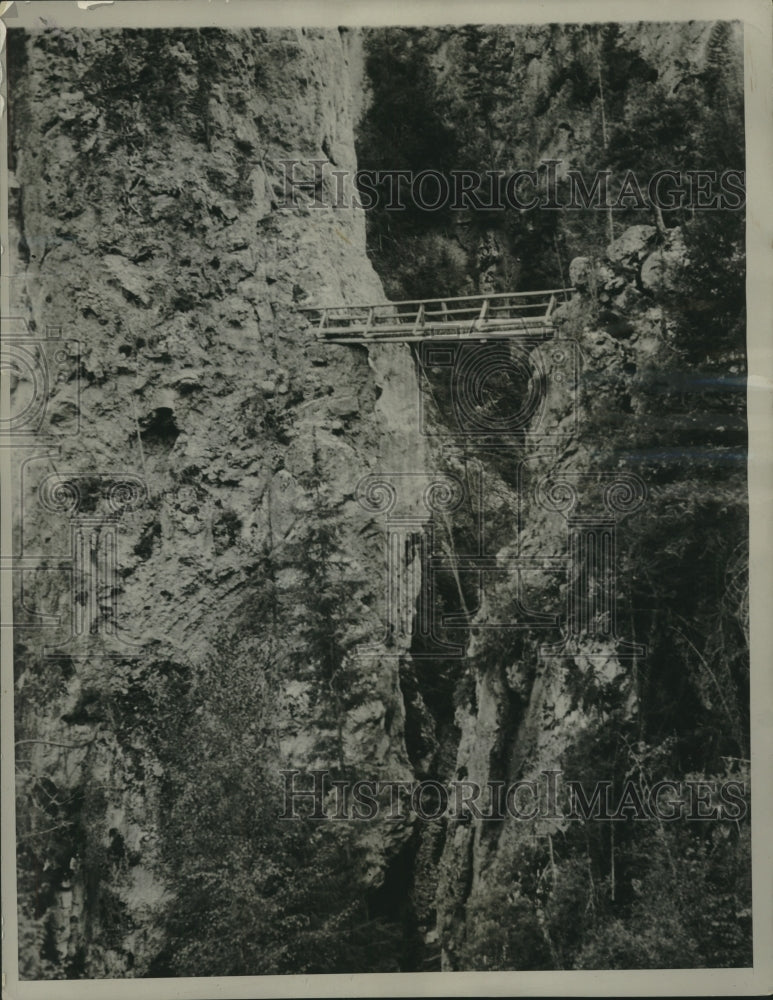 1929 Press Photo Footbridge in Sinclar Canyon, Kootenai National Park in Canada - Historic Images