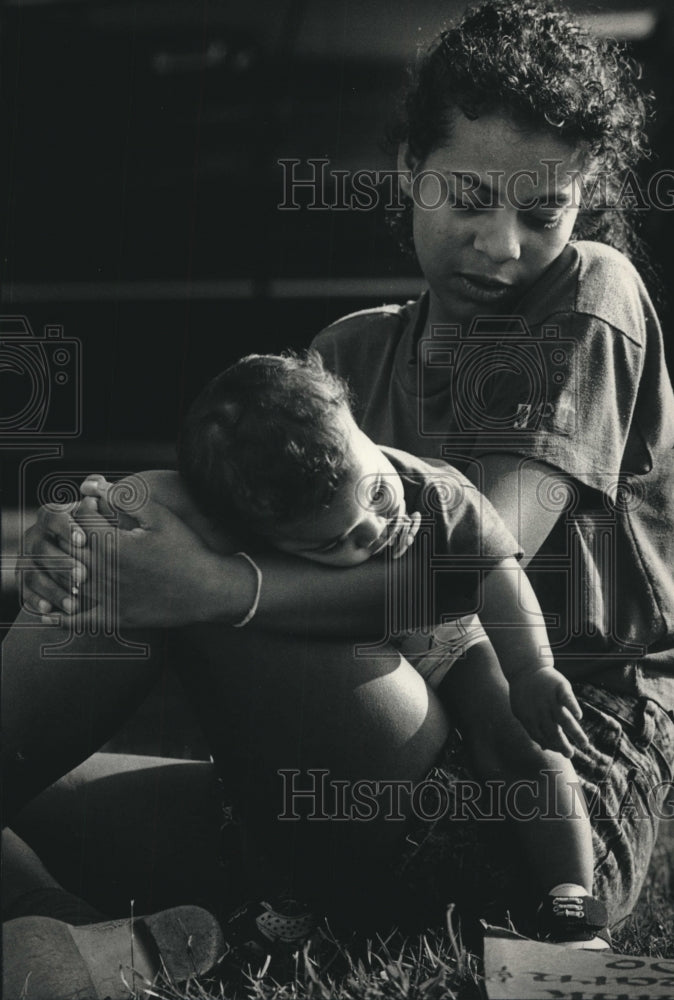 1989 Press Photo Kisha Fabian watches a sleepy Louis Fleming in MIlwaukee - Historic Images