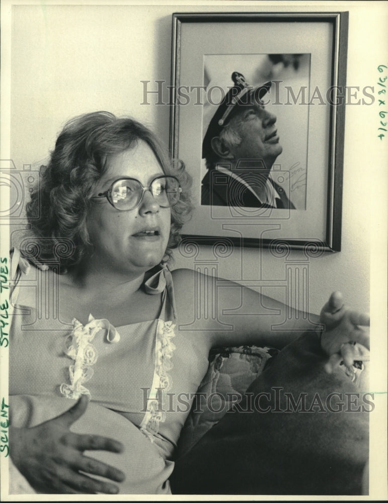 1985 Press Photo Debbie Shade with photo of L. Ron Hubbard in her apartment - Historic Images