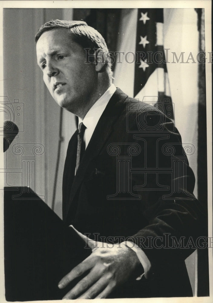 1969 Press Photo Frank Shakespeare answers questions at news conference - Historic Images