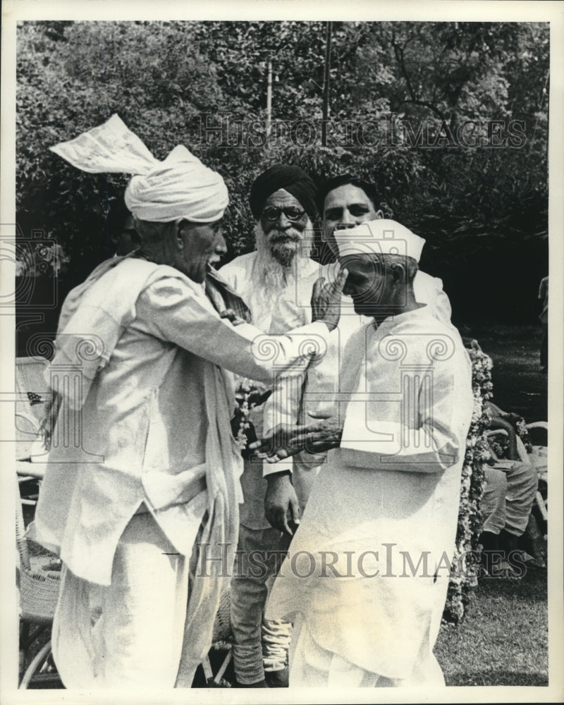 1965 Press Photo Indian savant greets Prime Minister Shastri, India - mjc24953-Historic Images