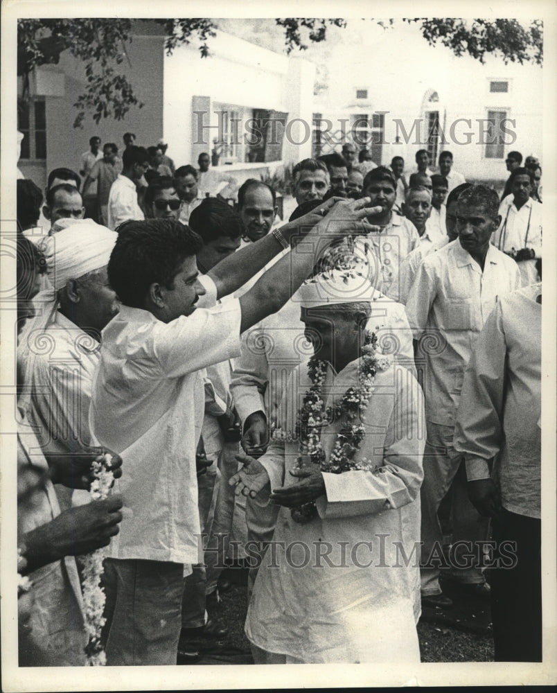 1966 Press Photo Prime Minister Shastri receives garland of fresh flowers, India - Historic Images