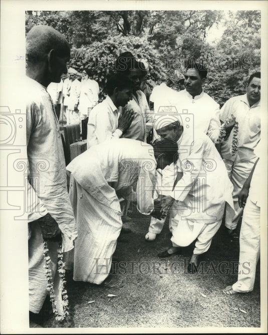 1965 Press Photo Prime Minister Shastri greets a visitor, India - mjc24957 - Historic Images