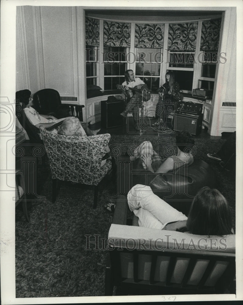 1976, Folk music was featured at UWM&#39;s A Woman&#39;s Place - mjc24969 - Historic Images