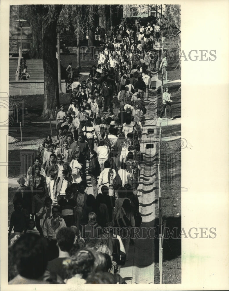 1986 University of Wisconsin Madison students crowd Bascom Hill - Historic Images