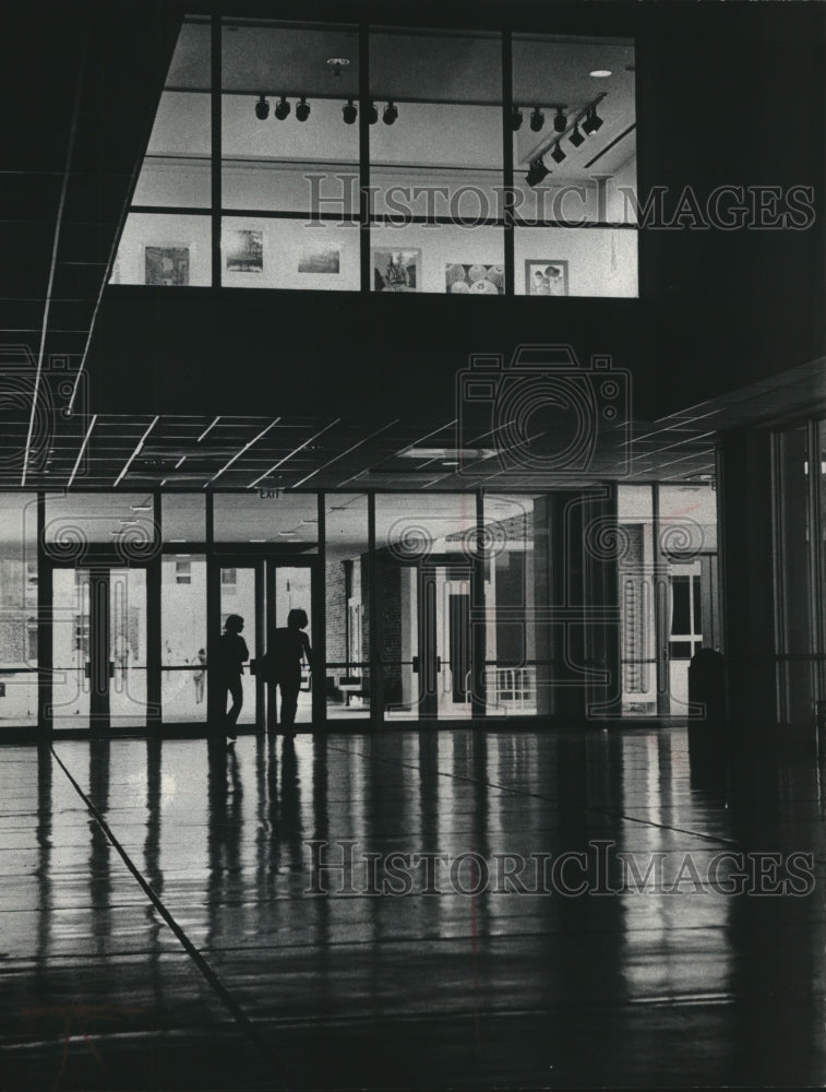 1977 Press Photo Students at Fine Arts Center, University of Wisconsin-Milwaukee - Historic Images