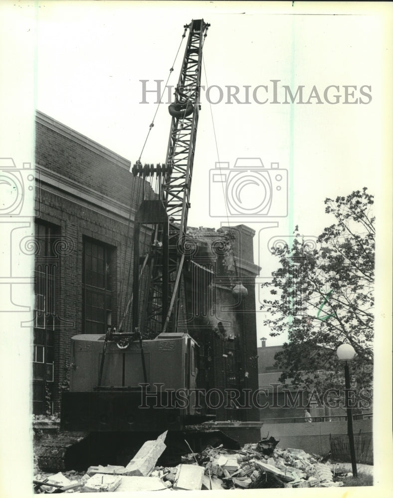1986, University of Wisconsin-Milwaukee Baker Fieldhouse demolition - Historic Images