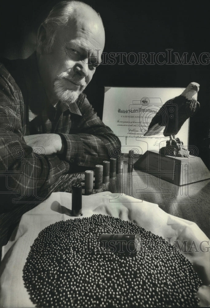 1980 Press Photo William Peterburs displayed samples of steel shot, Wisconsin - Historic Images