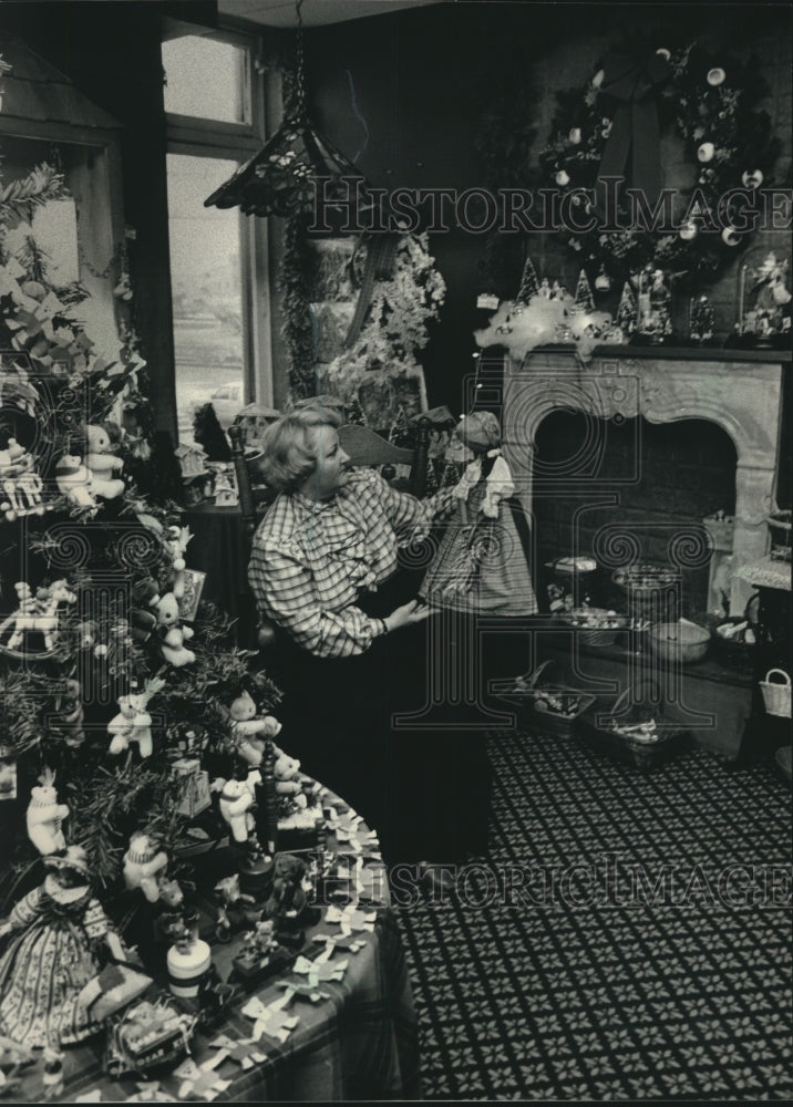 1986, Barbara Persinger in her Port Washington Christmas shop - Historic Images