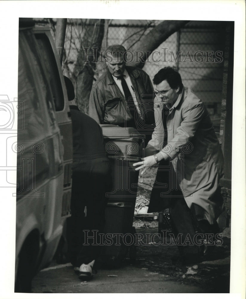 1994 Jeffrey Jentzen And Investigators Move Trash Can In Milwaukee - Historic Images