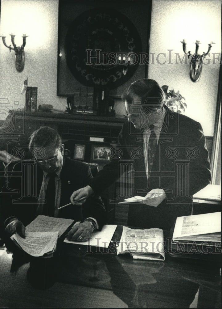 1991 Press Photo Aide Scott Jensen Speaks With Governor Tommy G. Thompson - Historic Images