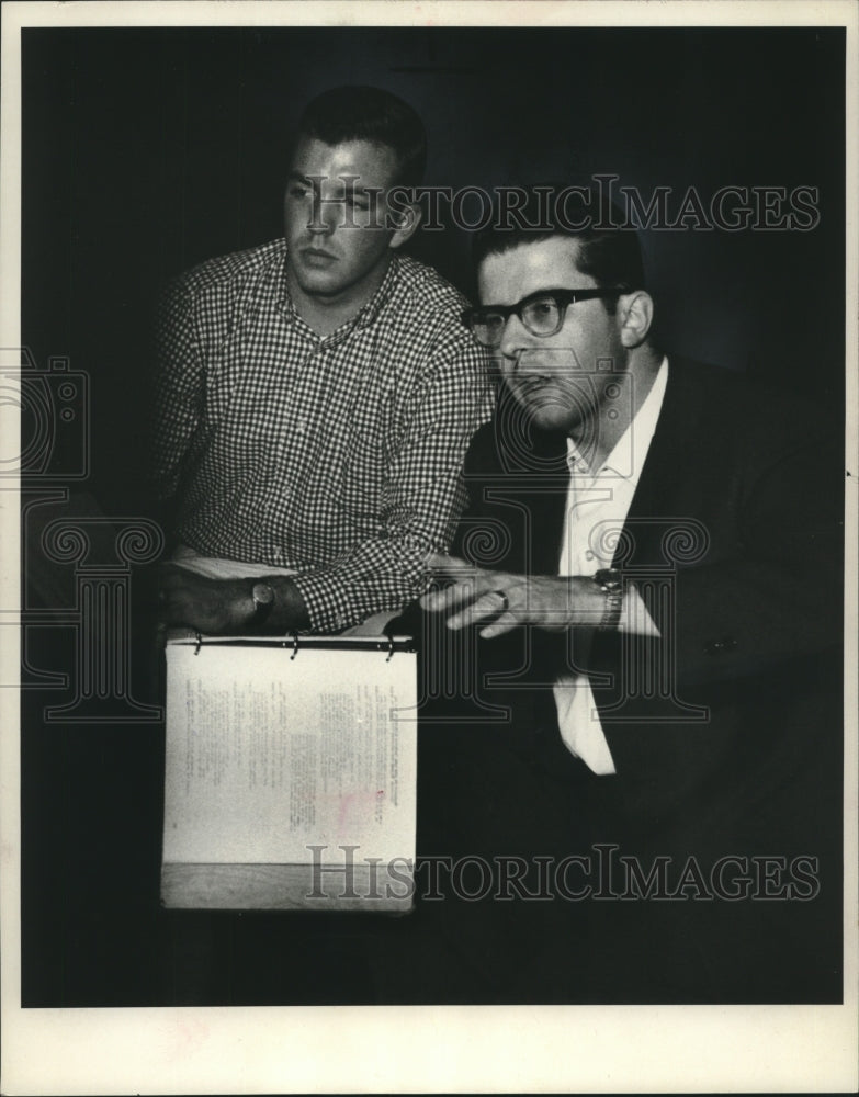 1965 Press Photo Dr. Corliss Phillabaum & Jim Tellier of UW Milwaukee theater - Historic Images