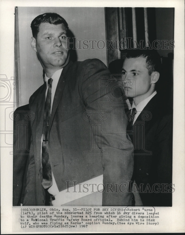 1967 Press Photo Pilot Robert Karns & copilot Dick Wolf leaving a hearing, Ohio - Historic Images