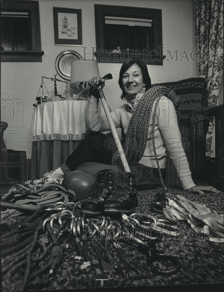 1984 Press Photo Carol Karps checks her mountain climbing gear, Wauwatosa