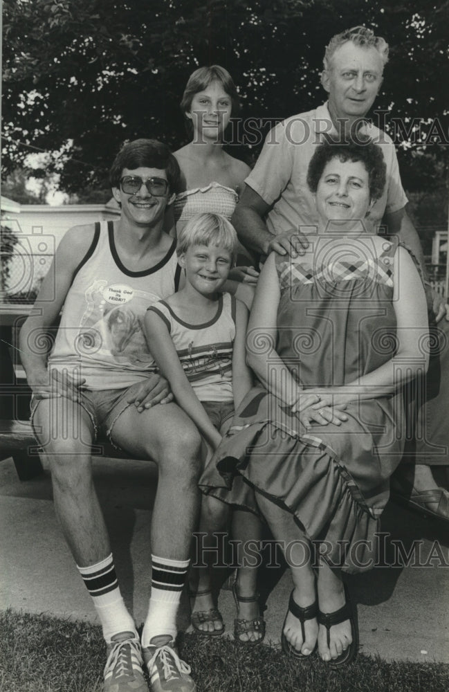 1982 Press Photo Joan and Ron Radish at Home with Three of Their Children - Historic Images