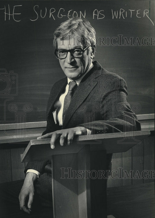 1986 Press Photo Richard Seizer, writer, surgeon, joy of prose, United States. - Historic Images