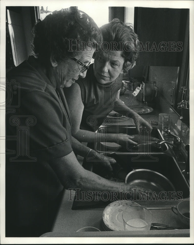 1976, Mrs. Senn, Mrs. Ablard wash dishes, President Ford breakfast. - Historic Images