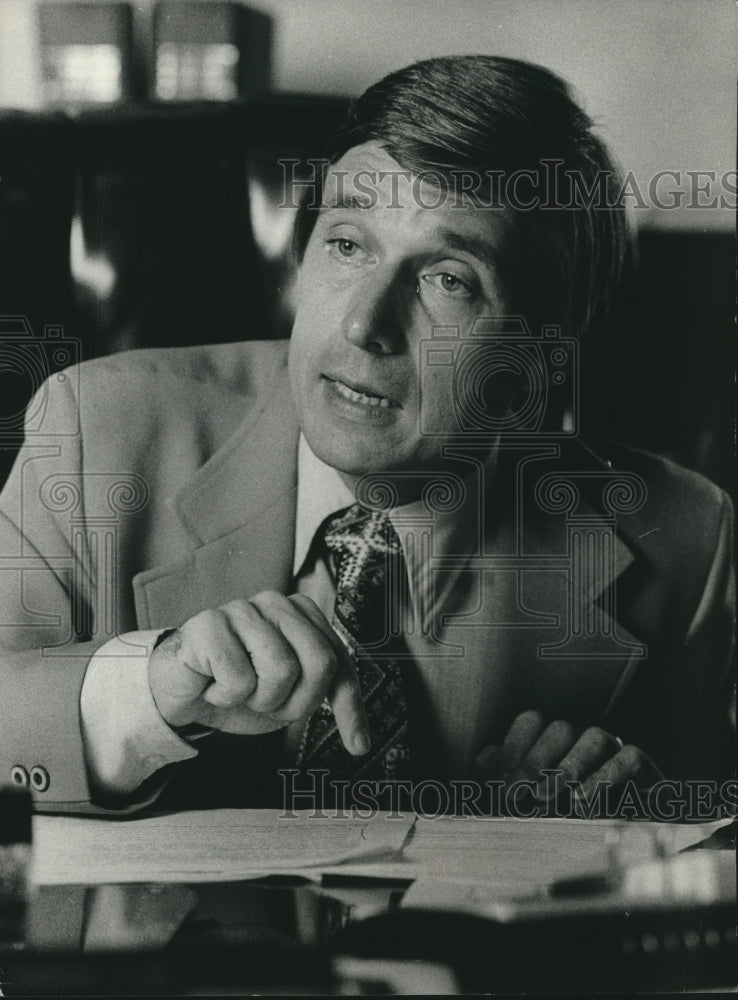 1977, Acting governor state of Wisconsin, Martin Schreiber. - Historic Images