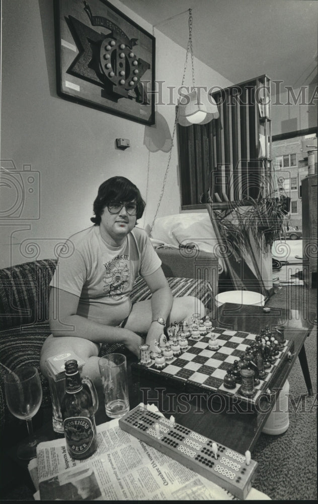 1982 Martin Dylaa, playing chess, unemployment benefits end soon. - Historic Images