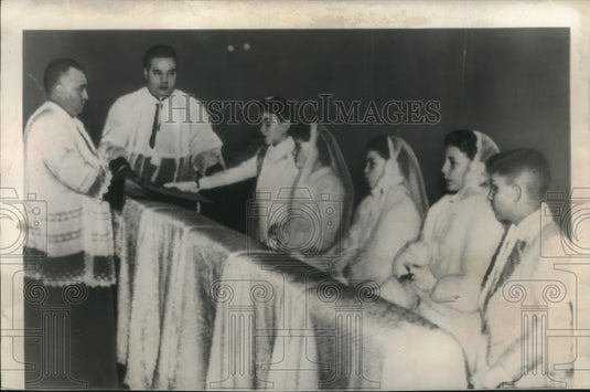 1952 Press Photo Quintuplets make 1st communion in Buenos Aires Catholic Church - Historic Images