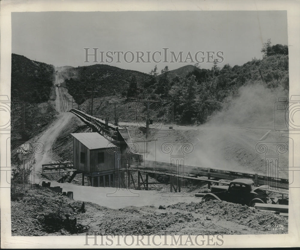 1951 Press Photo longest conveyor used at Shasta Dam construction in California - Historic Images