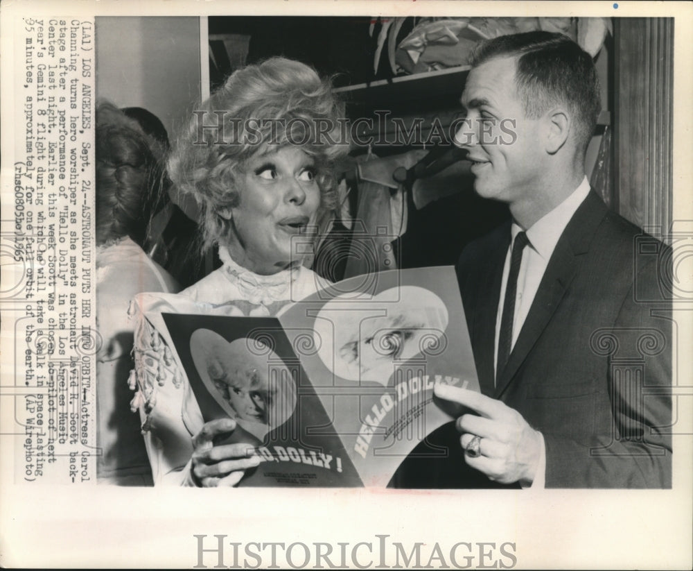 1965 Carol Channing meets David R. Scott, astronaut in Los Angeles - Historic Images