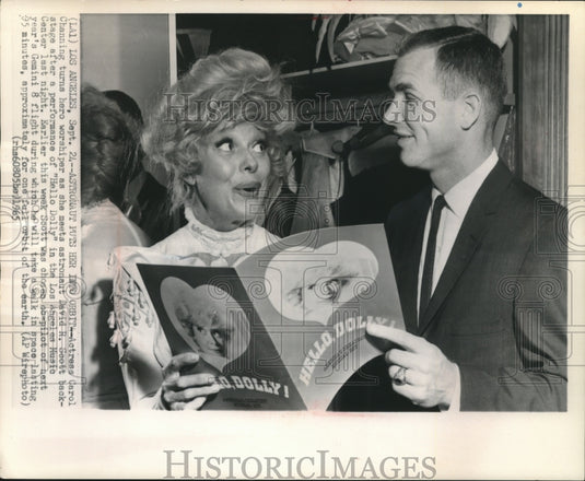 1965 Carol Channing meets David R. Scott, astronaut in Los Angeles - Historic Images