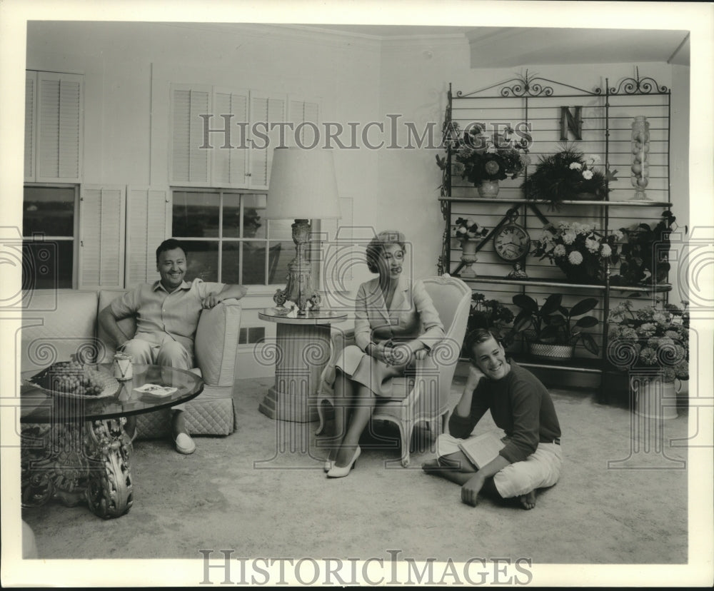 1959 Press Photo Opera star Walter Surovy &amp; family at home - mjc25178 - Historic Images