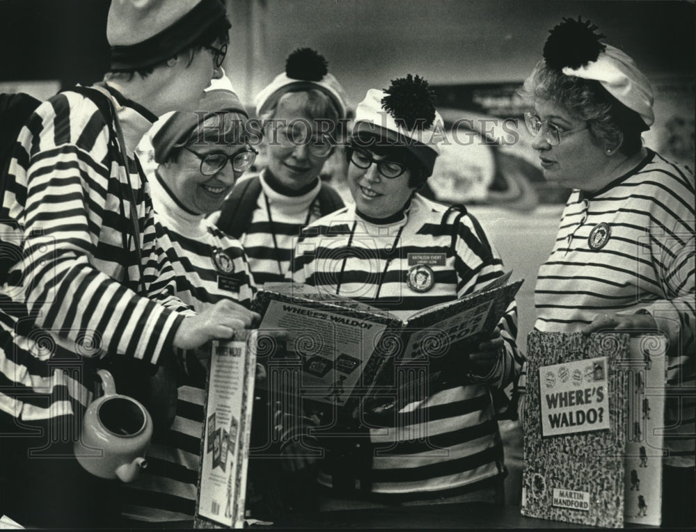 1991 Press Photo Pauline Haass Public Library staff dressed as Waldo, Wisconsin - Historic Images