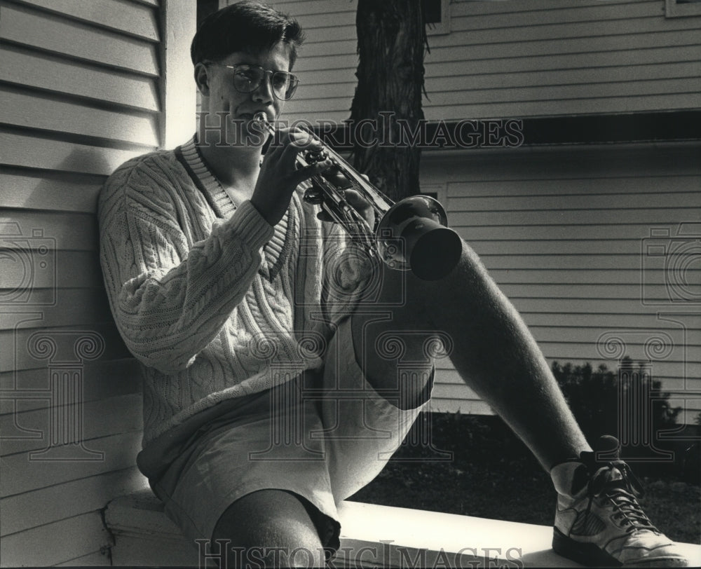 1991 Press Photo Jack Sutte Practice His Trumpet In Front Porch In Oconomowoc - Historic Images