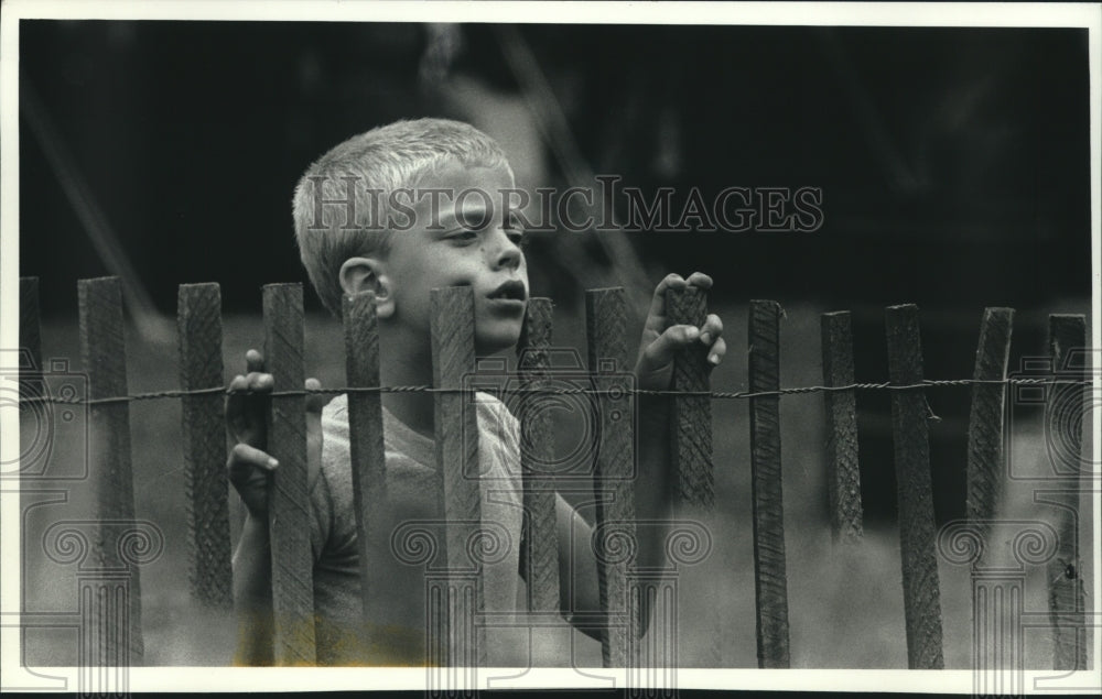 1990, Andy Akins Looks Over Fence During Sussex Days Festival - Historic Images
