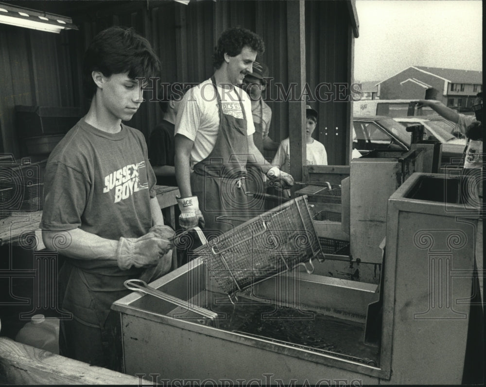 1991 Greg Dessary And Dan Loftus Deep Fry Smelt At Sussex Bowl - Historic Images