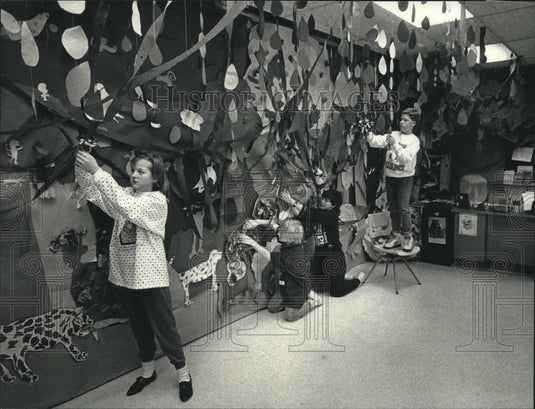 1991 Students At Templeton Middle School Work On Rain Forest, Sussex - Historic Images