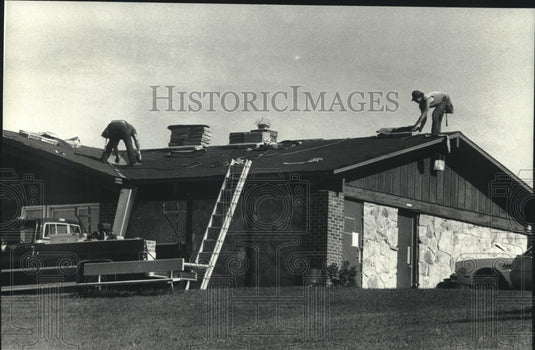 1992 Workers Put New Roof On Lion's Building In Sussex Park - Historic Images