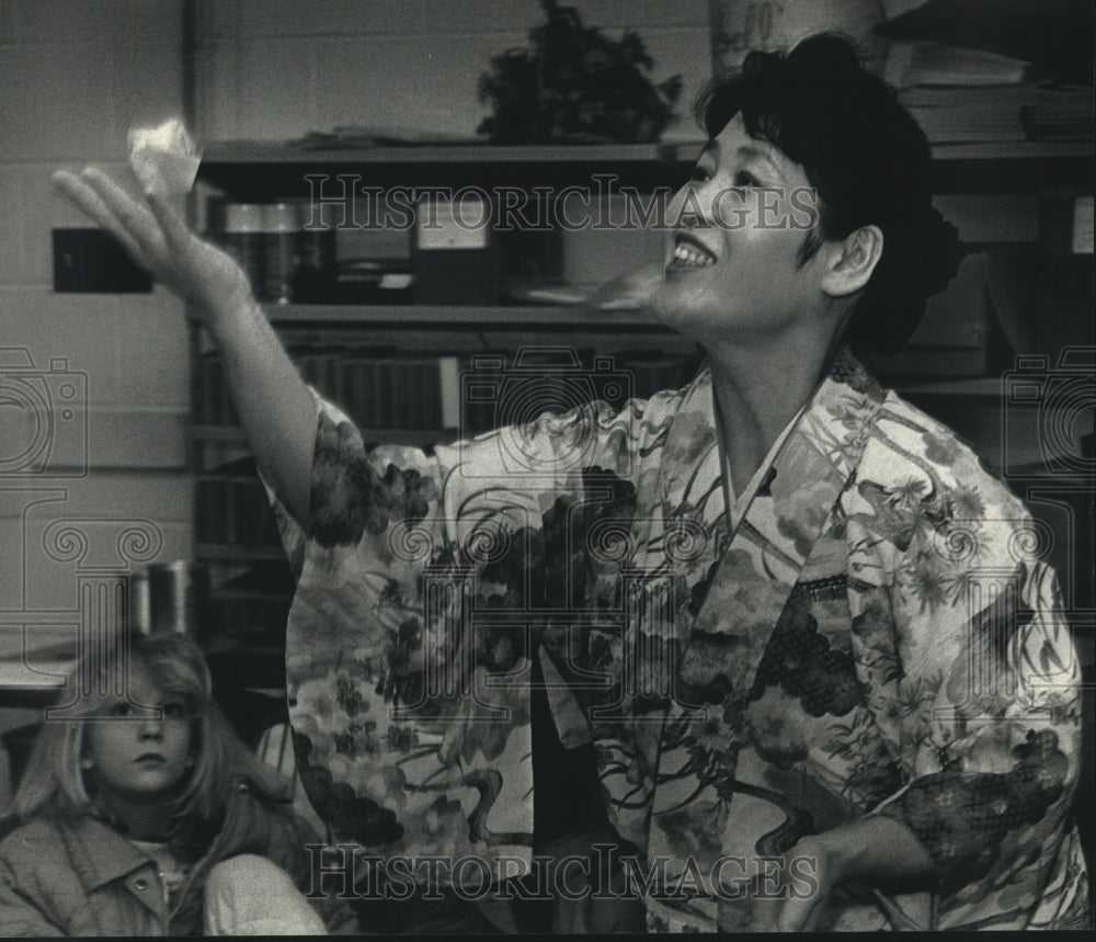 1992, Masko Omine teaches children Japanese ways at library in Sussex - Historic Images