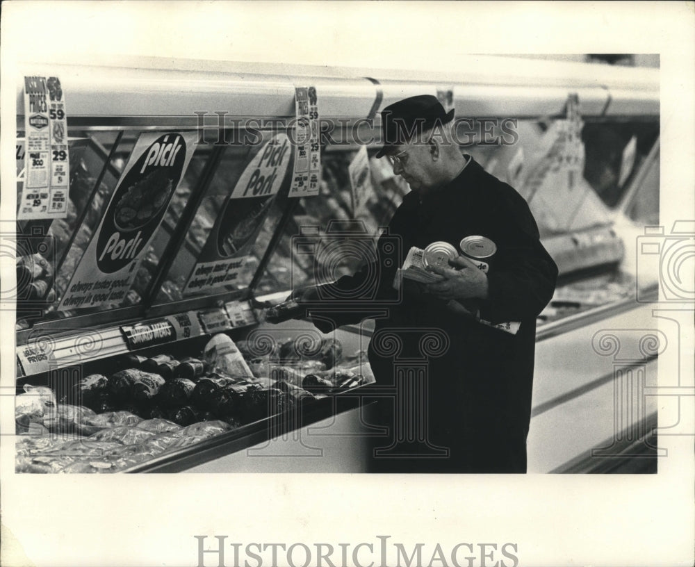 1972 Press Photo Man Shops While Holding Store Products In Supermarket-Historic Images