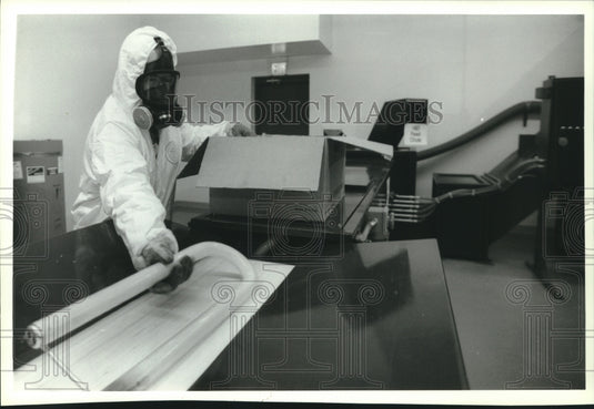1993 Superior Lamp Recycling Inc. recycles fluorescent light bulbs - Historic Images