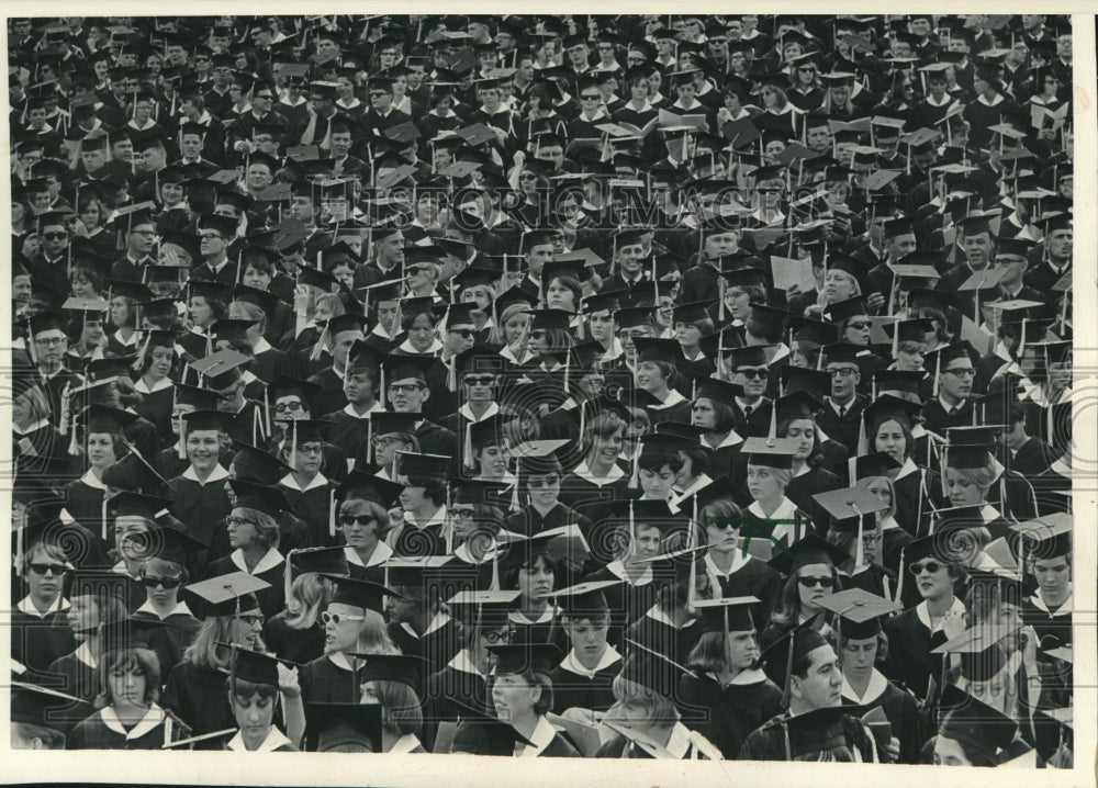 1970 Press Photo A sea of UW-Madison students on their graduation day-Historic Images