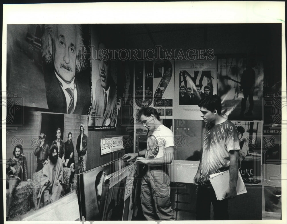 1987 Press Photo UW-Madison students shop for posters in a store in campus - Historic Images