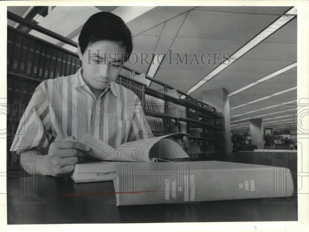 1990, UW-Madison student Xiangjun Qiu studies earthquakes - mjc25244 - Historic Images
