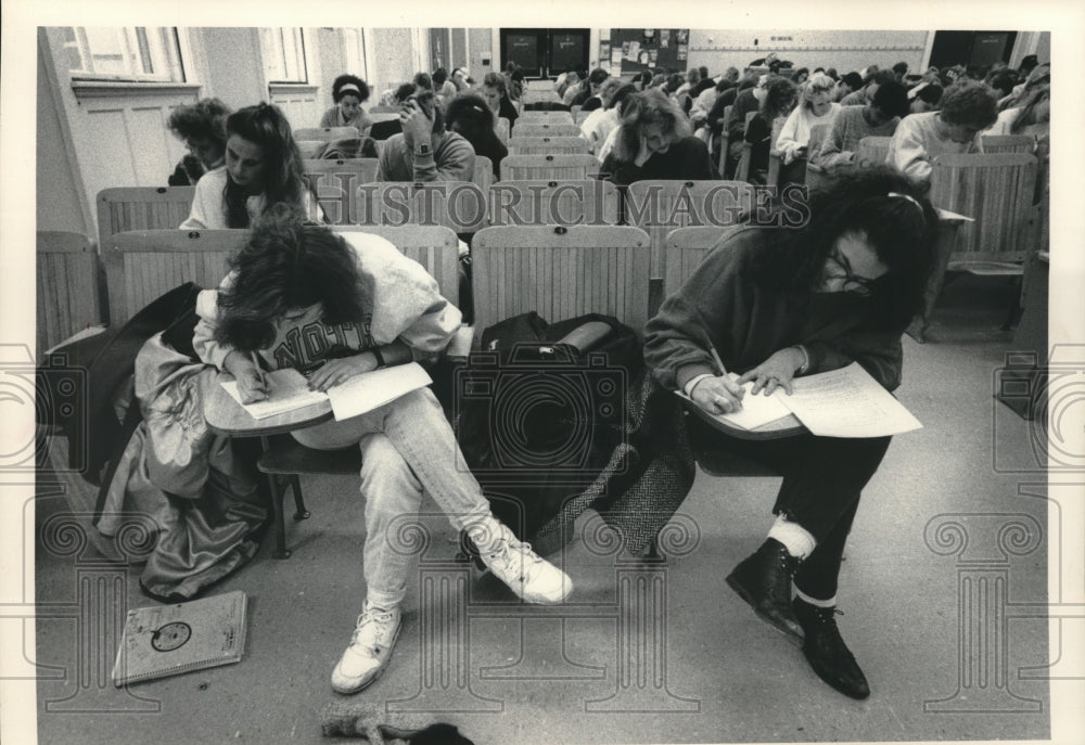 1988 UW-Madison students during their Political Science final - Historic Images