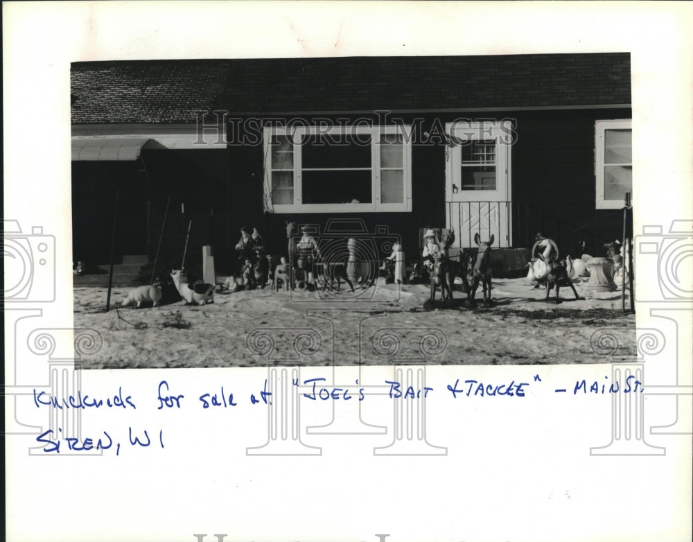 1995 Press Photo Joels's Bait & Tackle offers lawn ornaments for sale, Siren - Historic Images