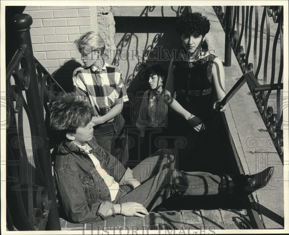 1986 Press Photo The Sirens band poses for a photo in stairwell - mjc25258 - Historic Images