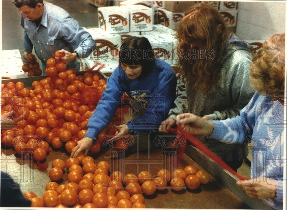 1994 Press Photo Fruit bagged at SHARE of Southeastern Wisconsin headquarters - Historic Images