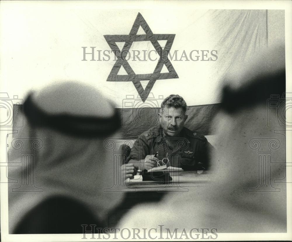 1969 Press Photo Colonel Menachem Sharfman in his headquarters talks with Sheiks - Historic Images