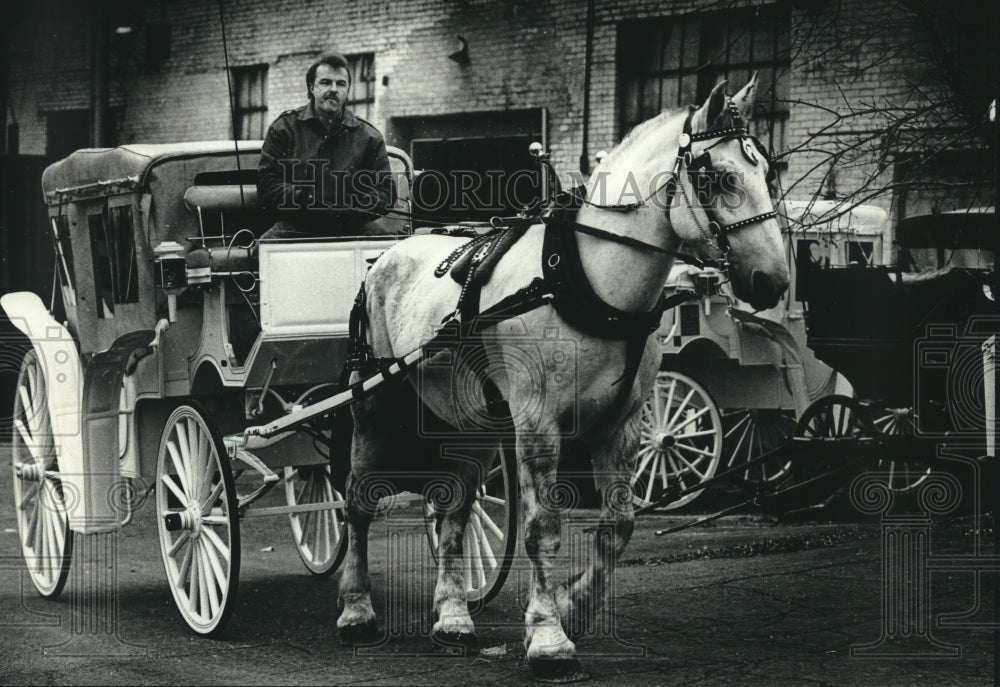 1990 Press Photo Rick Murphy of Shamrock Coach & Carriage Company, Wisconsin - Historic Images