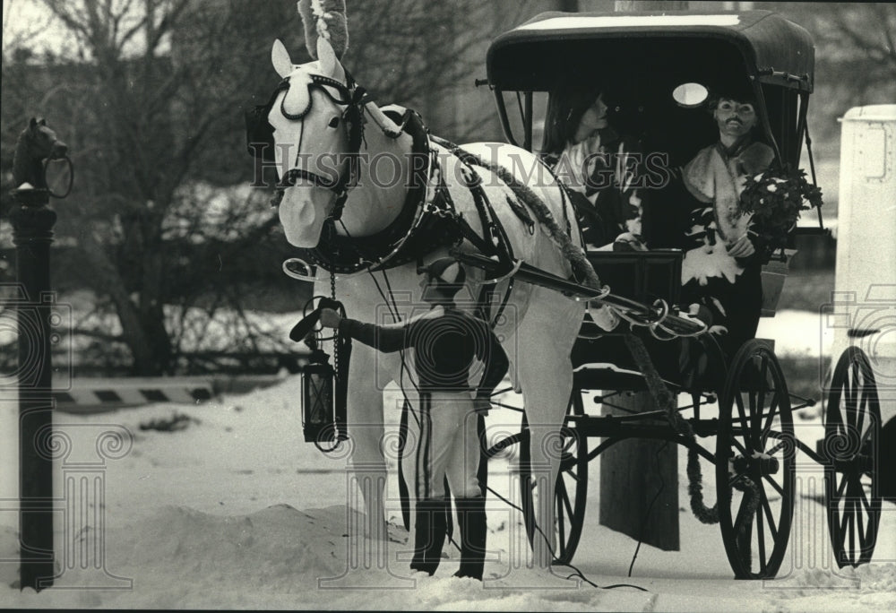 1990 Horse &amp; carriage statue at Shamrock Coach &amp; Carriage, Wisconsin - Historic Images