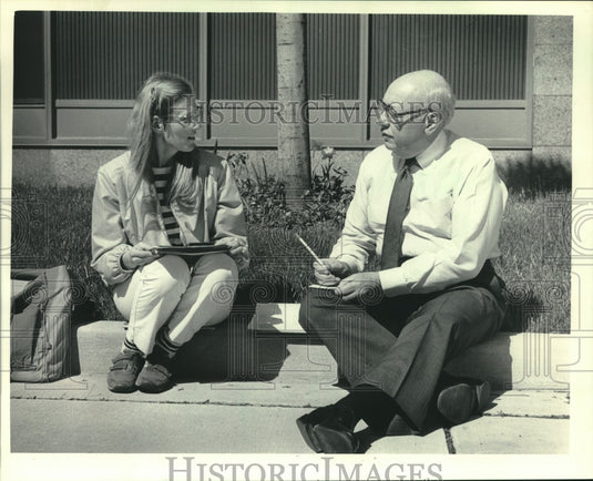 1985, Milwaukee School of Engineering president Bob Spitzer & student - Historic Images